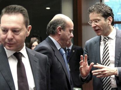El ministro espa&ntilde;ol de Econom&iacute;a, Luis de Guindos, charla con su hom&oacute;logo holand&eacute;s y presidente del Eurogrupo, Jeroen Dijsselbloem 