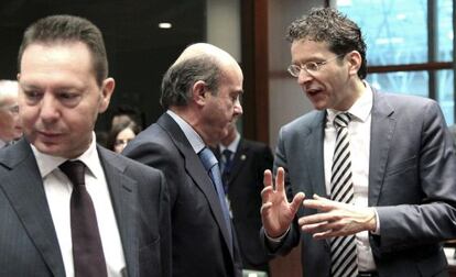 El ministro espa&ntilde;ol de Econom&iacute;a, Luis de Guindos, charla con su hom&oacute;logo holand&eacute;s y presidente del Eurogrupo, Jeroen Dijsselbloem 