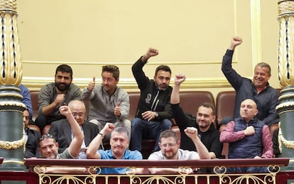 Los estibadores celebran el momento en el que se conoce el resultado de la votación.