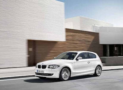 La nueva carrocería tres puertas (en la foto) presenta una imagen algo más dinámica que la de cinco y puede pedirse con cuatro o cinco plazas. Otro rival para el Audi A3.