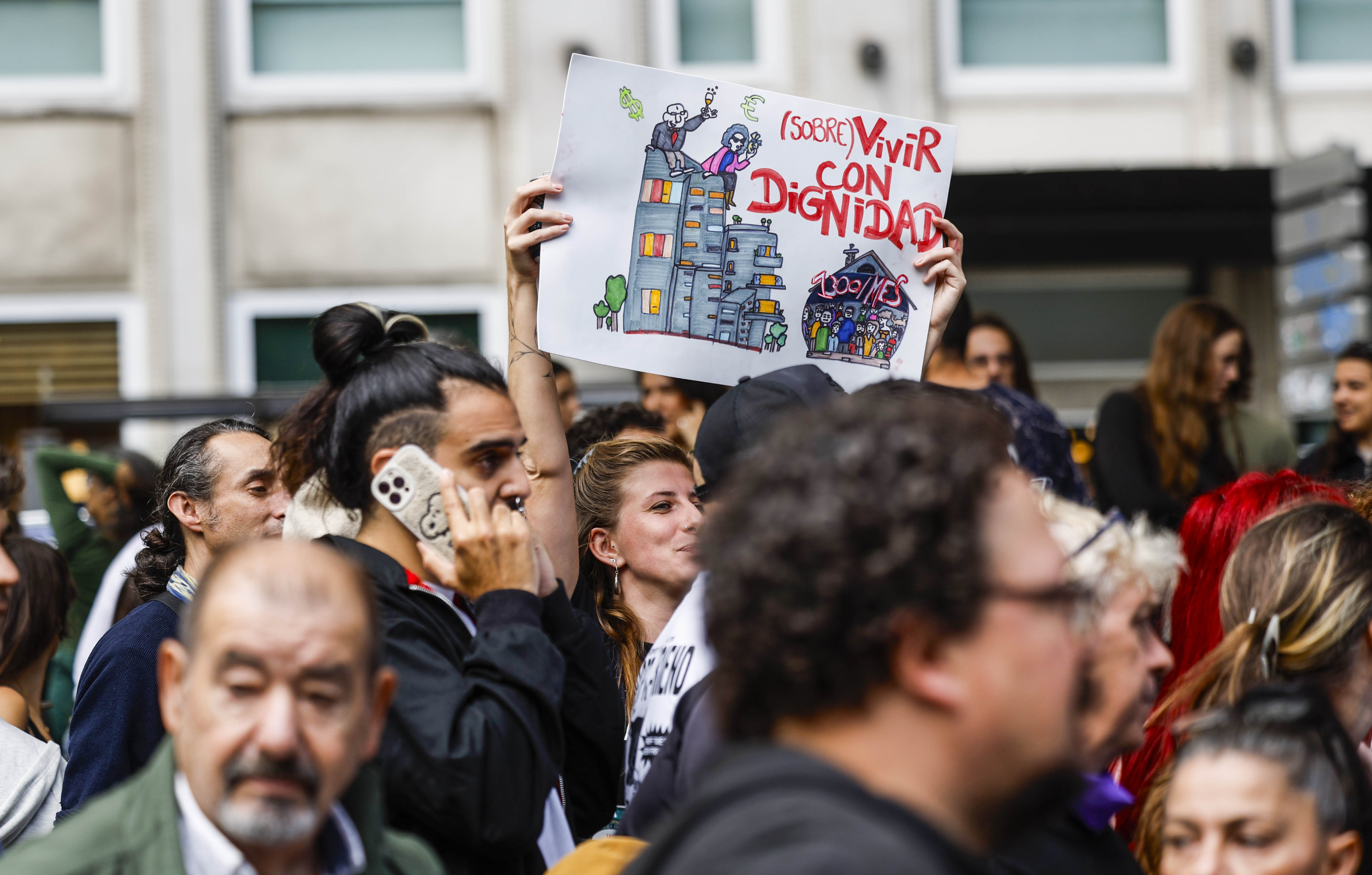 Una manifestantes sostiene un cartel durante la marcha en Madrid, este domingo.