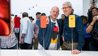 Jony Ive, jefe de diseño de Apple, junto a Tim Cook