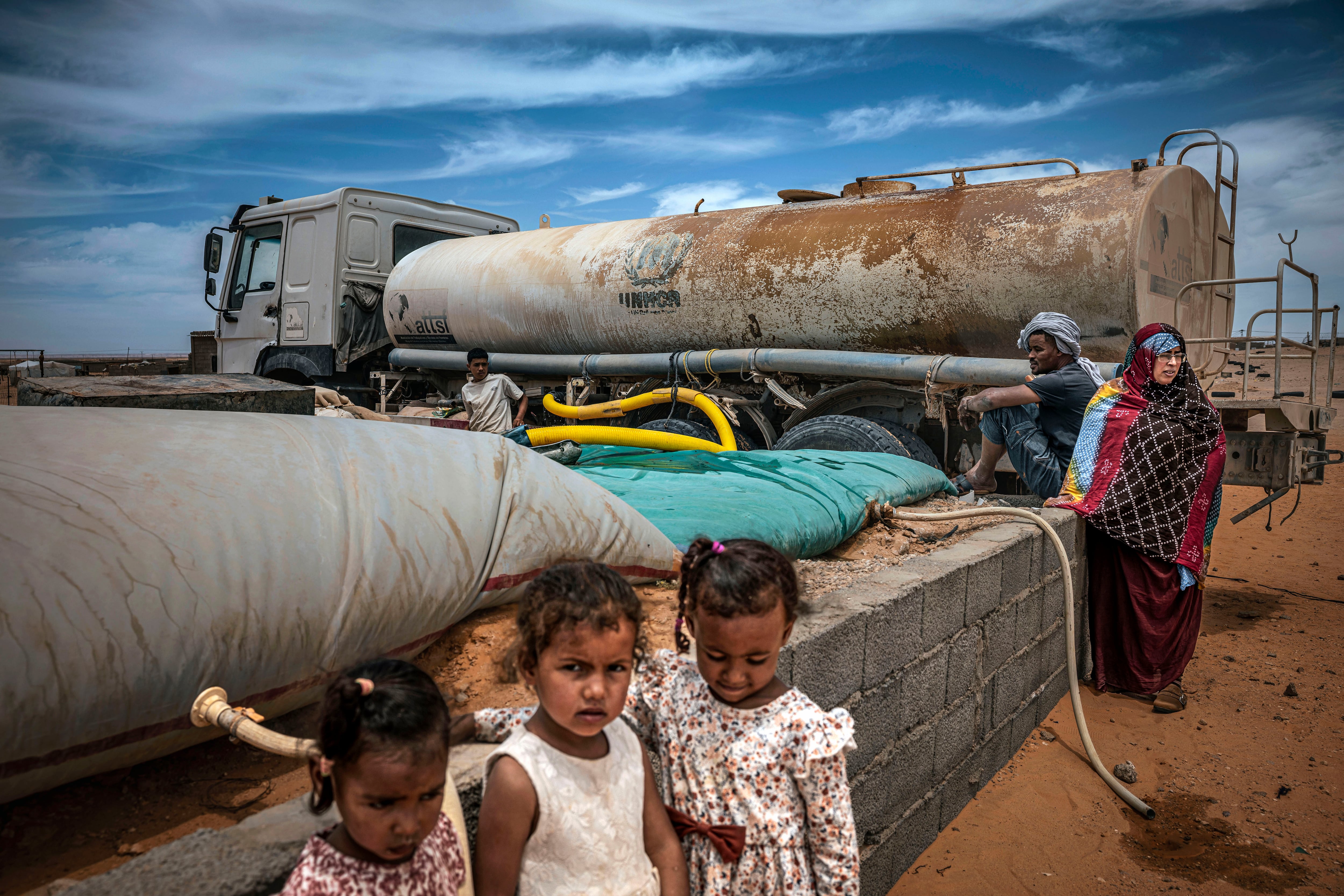 La recarga de un camión cisterna de la ONG ATTSF en el campamento de refugiados de Auserd en Tinduf (Argelia), en mayo. 