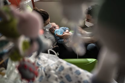 Un bebé en el área de neonatología del Hospital 12 de Octubre de Madrid.