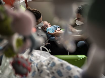 Un bebé en el área de neonatología del Hospital 12 de Octubre de Madrid.