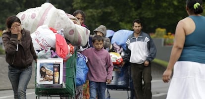 Familias de gitanos abandonan en agosto de 2012 un campo ilegal en el norte de Francia.