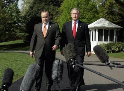 El ex secretario de prensa de la Casa Blanca, Scott McClellan, a la izquierda, acompaña al presidente estadounidense, George W. Bush, durante una rueda de prensa en 2006.