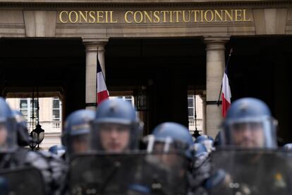 Agentes antidisturbios protegían el Consejo Constitucional, durante las protestas de este jueves, en París.