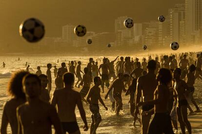 Una multitud juega al f&uacute;tbol en la playa de Ipanema en R&iacute;o de Janeiro, Brasil.