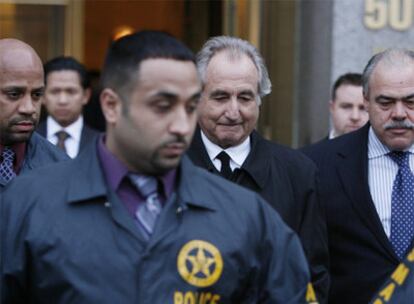 Bernard Madoff compareció este lunes ante el tribunal de Manhattan que estudia su ingreso en prisión por violar su libertad condicional.
