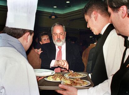 En el año 2001, el ministro de Agricultura de entonces, Miguel Arias Cañete (PP), vivió la epidemia de las vacas locas que afectó gravemente a la confianza del consumidor en la carne de vacuno. En la foto, el exministro degusta carne de ternera en Ciudad Real en una reunión con las asociaciones agrarias ASAJA, COAG y UPA. Su homóloga en el Ministerio de Sanidad y Consumo, Celia Villalobos, recomendó en cambio echar hueso de jamón al caldo, en lugar de hueso de vaca.