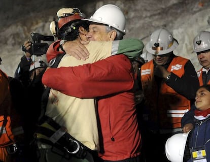 El primer minero rescatado abraza al presidente, el 13 de octubre de 2010.