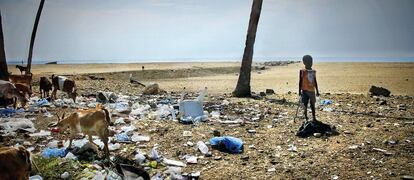 Aspecto de un basurero. Casi el 70% de la población de Angola vive con menos de dos euros al día.