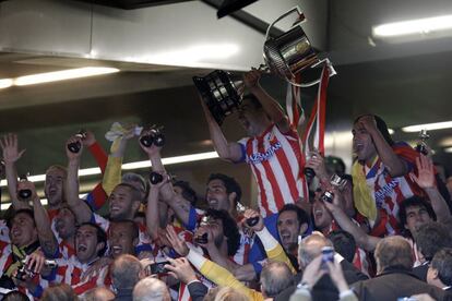 Gabi, capitán del Atlético de Madrid, levanta la copa de campeón.