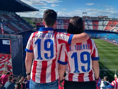 Mi hijo Carlos y mi hija Clara, dos hermanos de Córdoba y atléticos como su padre. Esta foto nos la hicimos el 6 de mayo de 2017 en el partido Atlético Madrid - Eibar. En ella queda reflejada nuestra despedida nostálgica al Vicente Calderón, protagonista de parte de nuestra vida y a la vez fue un homenaje a Fernando Torres. En ella también queda plasmada la unión de la afición con el equipo, ya que ese día fuimos a mostrar nuestro apoyo aún habiendo perdido 3-0 en semifinales de Champions contra el Madrid. ¡Ánimo Atleti!