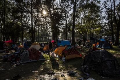 Vista del campamento en el estadio Jesús Martínez 'Palillo' al amanecer.