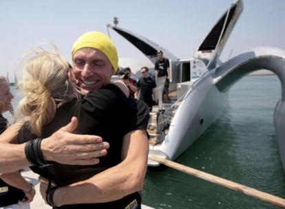 El capitán del trimarán a motor, Pete Bethune, abraza a sus familiares después de volver de su travesía.