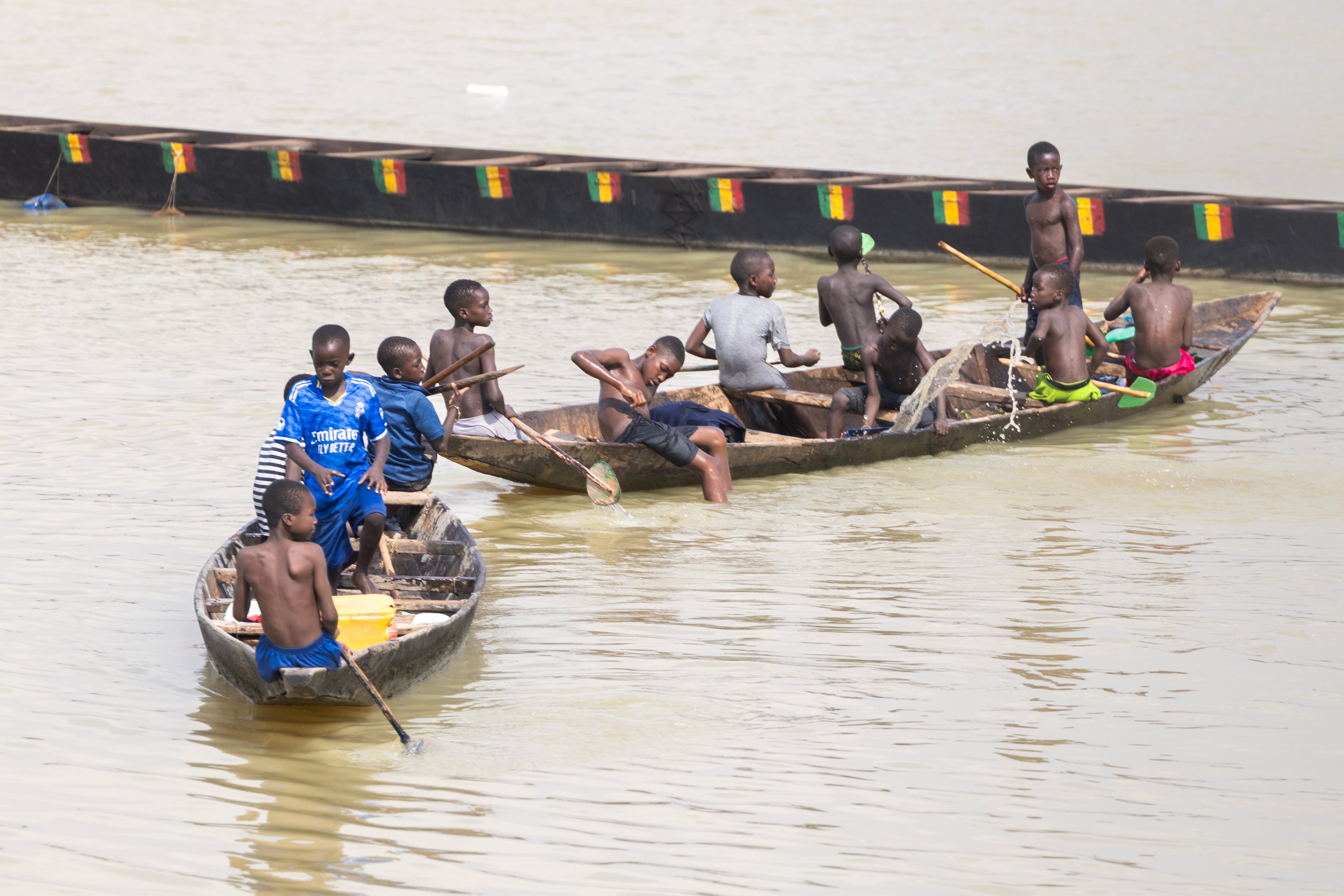 Un grupo de niños juegan sobre unas embarcaciones en el río Níger, en Bamako, este domingo.