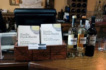 Libros de gastronomía y vinos en la cafetería de Palacio de Bornos.