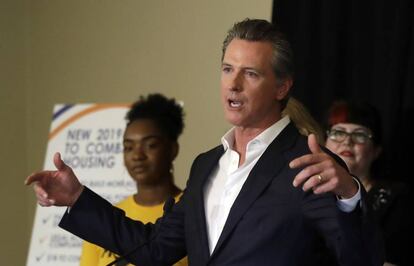 El gobernador de California, Gavin Newsom, durante la firma de las leyes sobre el alquiler.