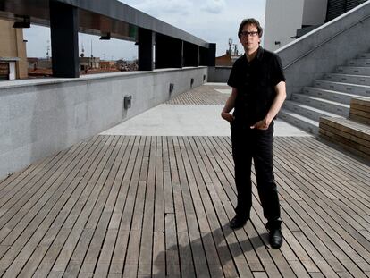 El director del Centro de Arte Dos de Mayo, Ferran Barenblit, posa en las instalaciones situadas en Móstoles.