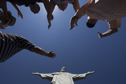 Turistas na base da escultura do Cristo Redentor.