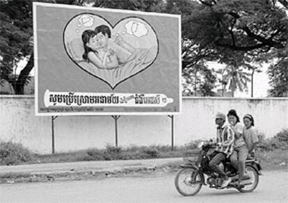 Cartel de una campaña contra el sida en Phnom Pehn, Camboya.
PLANO GENERAL - ESCENA