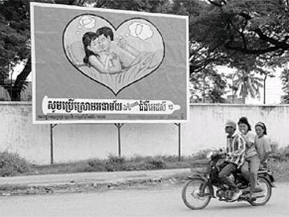 Cartel de una campaña contra el sida en Phnom Pehn, Camboya.
PLANO GENERAL - ESCENA