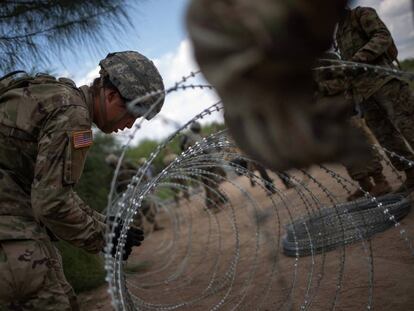 Militares norte-americanos reforçam a fronteira em Hidalgo (Texas).