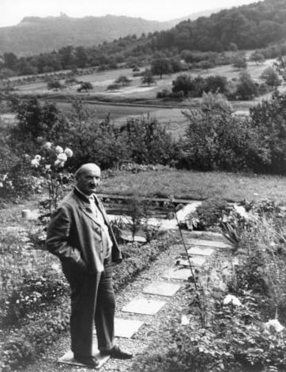 El filósofo Martin Heidegger, en su jardín en torno a 1964. 