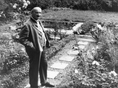 El filósofo Martin Heidegger, en su jardín en torno a 1964. 