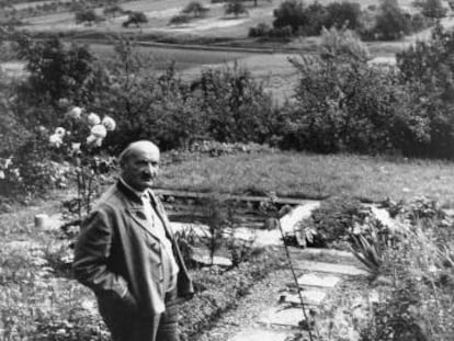 El filósofo Martin Heidegger, en su jardín en torno a 1964. 