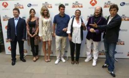 El director de la productora Gestmusic, Tinet Rubira, la directora del programa de Antena 3 "Tu cara me suena", y los miembros de equipo del programa Anna Simon, Arturo Valls, María del Monte, Santiago Segura y Manel Fuentes (de i a d), posan en la presentación de la nueva temporada del concurso, dentro de los actos del festival de cine y televisión de Vitoria FesTVal. EFE/Archivo