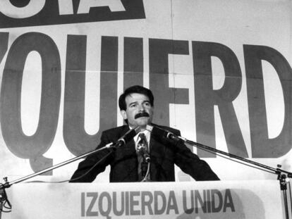 Gerardo Iglesias, secretario general del PCE, en un mitin en 1986.