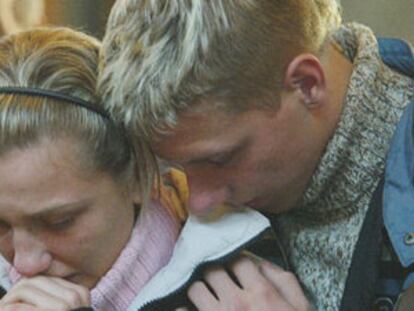 Familiares de los mineros sepultados en una mina en la región polaca de Silesia aguardan noticias de sus allegados.