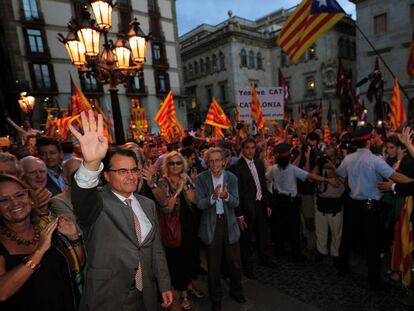 Mas, en septiembre 2012 en la plaza de Sant Jaume de Barcelona arropado por seguidores, entre ellos varios intelectuales.
