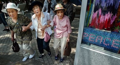 Tres ancianas japonesas pasean por el parque de la Paz de Hiroshima