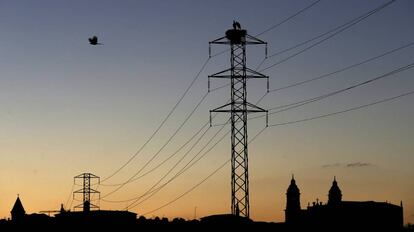 Torre de un tendido el&eacute;ctrico cercano a la Catedral de Pamplona. EFE/Archivo