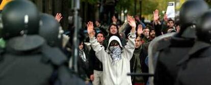 Varios jóvenes se enfrentan a los agentes antidisturbios en la protesta de Madrid.