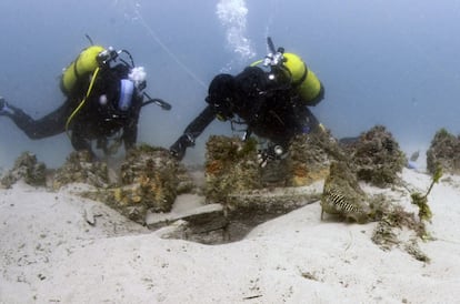 Mergulhadores e arqueólogos estudam a estrutura do casco no naufrágio do galeão "San Giacomo di Galizia".