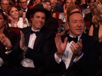 El misterioso acompañante ‘robagalas’ de Kevin Spacey enloquece a Twitter