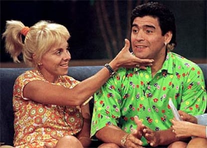 Diego Armando Maradona y su esposa, Claudia Villafane, en una imagen de los tiempos felices, en 1996, durante un programa de televisión. Claudia ha pedido el divorcio tras 13 años de matrimonio, aunque la separación de hecho ya se había consumado hace más de tres años. / REUTERS