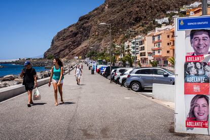 Jornada de reflexión en el pueblo de San Andrés, en Santa Cruz de Tenerife, en una imagen tomada en la Avenida Marítima. Ha sido un día de mucha tranquilidad para ser un sábado en verano, con poca población local en las calles.