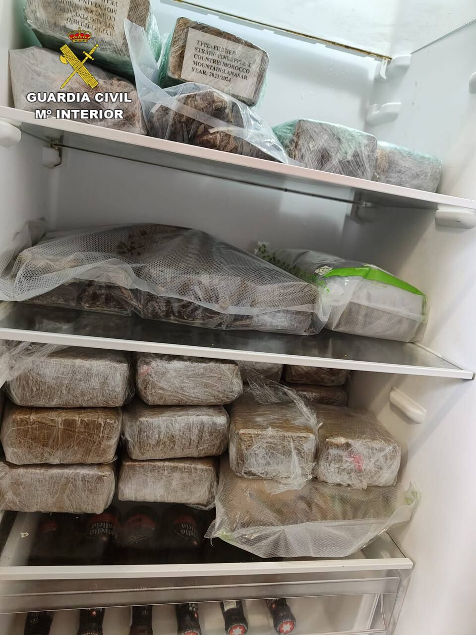 Paquete de hachís encontrados por la Guardia Civil en el frigorífico de la vivienda de uno de los detenidos en la Operación Halia.