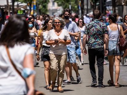 Varias personas pasean sin mascarilla por el centro de Madrid.