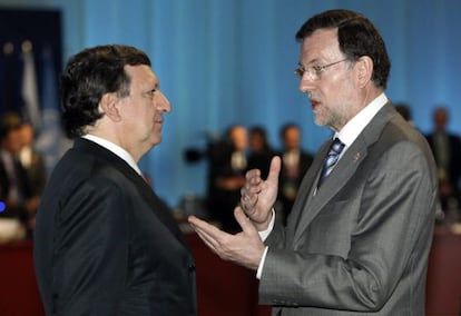 Rajoy (derecha) conversa con Barroso el lunes en M&eacute;xico.