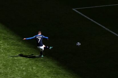 Antoine Griezmann lanza de penalti a la portería de la selección australiana marcando el primer gol para Francia.