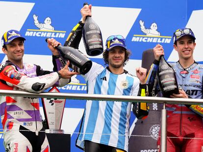 Marco Bezzecchi, con la camiseta de la Albiceleste firmada por Messi, celebra su victoria en el podio del GP de Argentina.