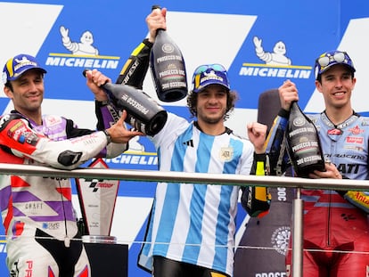 Marco Bezzecchi, con la camiseta de la Albiceleste firmada por Messi, celebra su victoria en el podio del GP de Argentina.