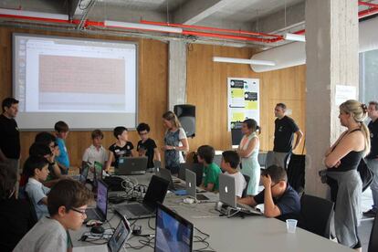 Imagen de un encuentro CoderDojo en MediaLab Prado en el 2014